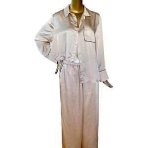 Champagne silk feel PJ’s with black tuxedo piping. Elastic waist, pockets,  Med